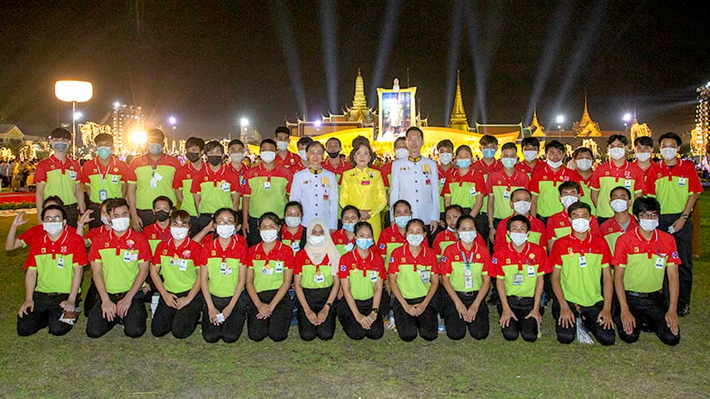 พระบาทสมเด็จพระเจ้าอยู่หัว และสมเด็จพระนางเจ้าฯ พระบรมราชินี ทรงเป็นประธานในพิธีจุดเทียนมหามงคล เพื่อสดุดีพระเกียรติคุณและน้อมรำลึกในพระมหากรุณาธิคุณ ของพระบาทสมเด็จพระบรมชนกาธิเบศร มหาภูมิพลอดุลยเดชมหาราช บรมนาถบพิตร เนื่องในวันคล้ายวันพระบรมราชสมภ