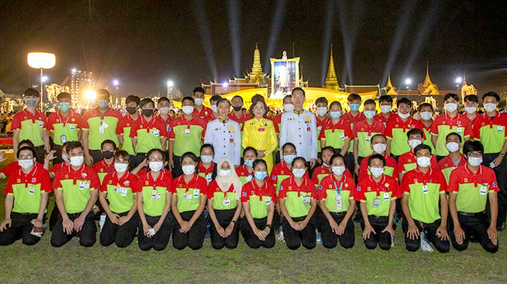 พระบาทสมเด็จพระเจ้าอยู่หัว และสมเด็จพระนางเจ้าฯ พระบรมราชินี ทรงเป็นประธานในพิธีจุดเทียนมหามงคล เพื่อสดุดีพระเกียรติคุณและน้อมรำลึกในพระมหากรุณาธิคุณ ของพระบาทสมเด็จพระบรมชนกาธิเบศร มหาภูมิพลอดุลยเดชมหาราช บรมนาถบพิตร เนื่องในวันคล้ายวันพระบรมราชสมภ