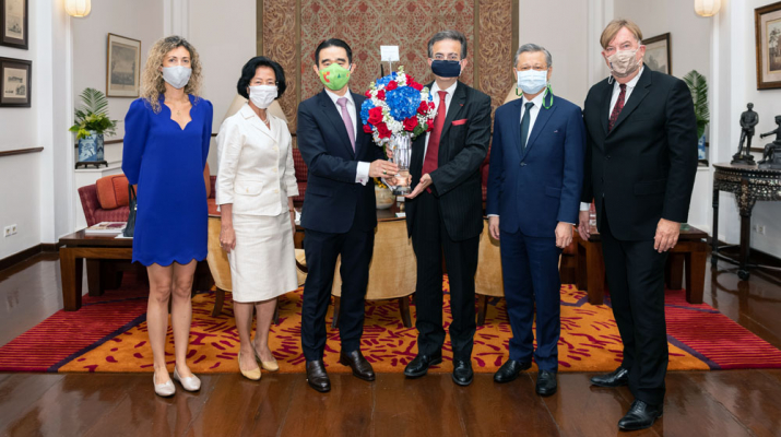 กลุ่มบีเจซี บิ๊กซี มอบแจกันดอกไม้แสดงความยินดีกับ H.E. Mr. Thierry Mathou ในการเข้ารับตำแหน่งเป็นเอกอัครราชทูตฝรั่งเศสประจำประเทศไทย