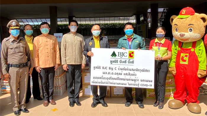 BJC Big C Foundation and Police General Adul Sangsingkeo donated consumer goods to the Nakhon Phanom affected by COVID-19.