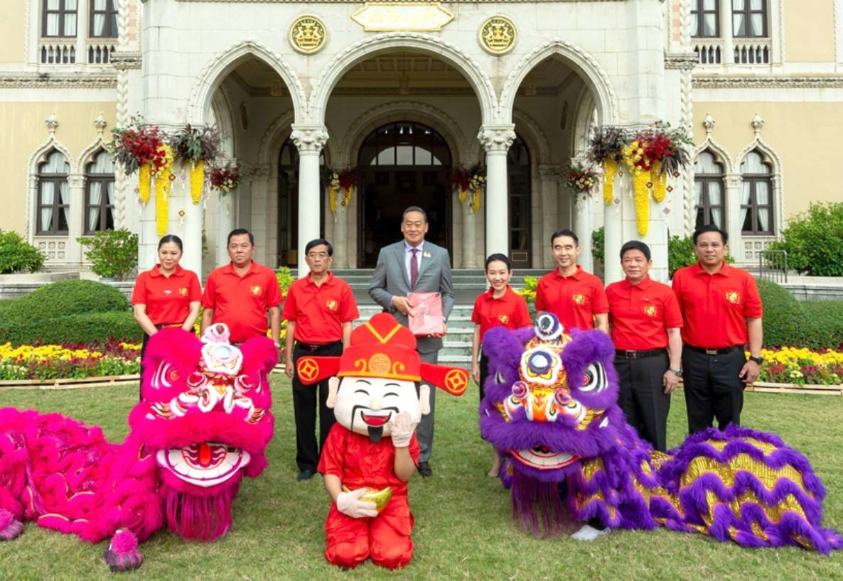 คุณฐาปณี - คุณอัศวิน พร้อมคณะจัดงาน ฯ เข้าพบนายกรัฐมนตรี เพื่อมอบเสื้อแดงตรุษจีน และเชิญร่วมงานตรุษจีนเยาวราช ปี 2567