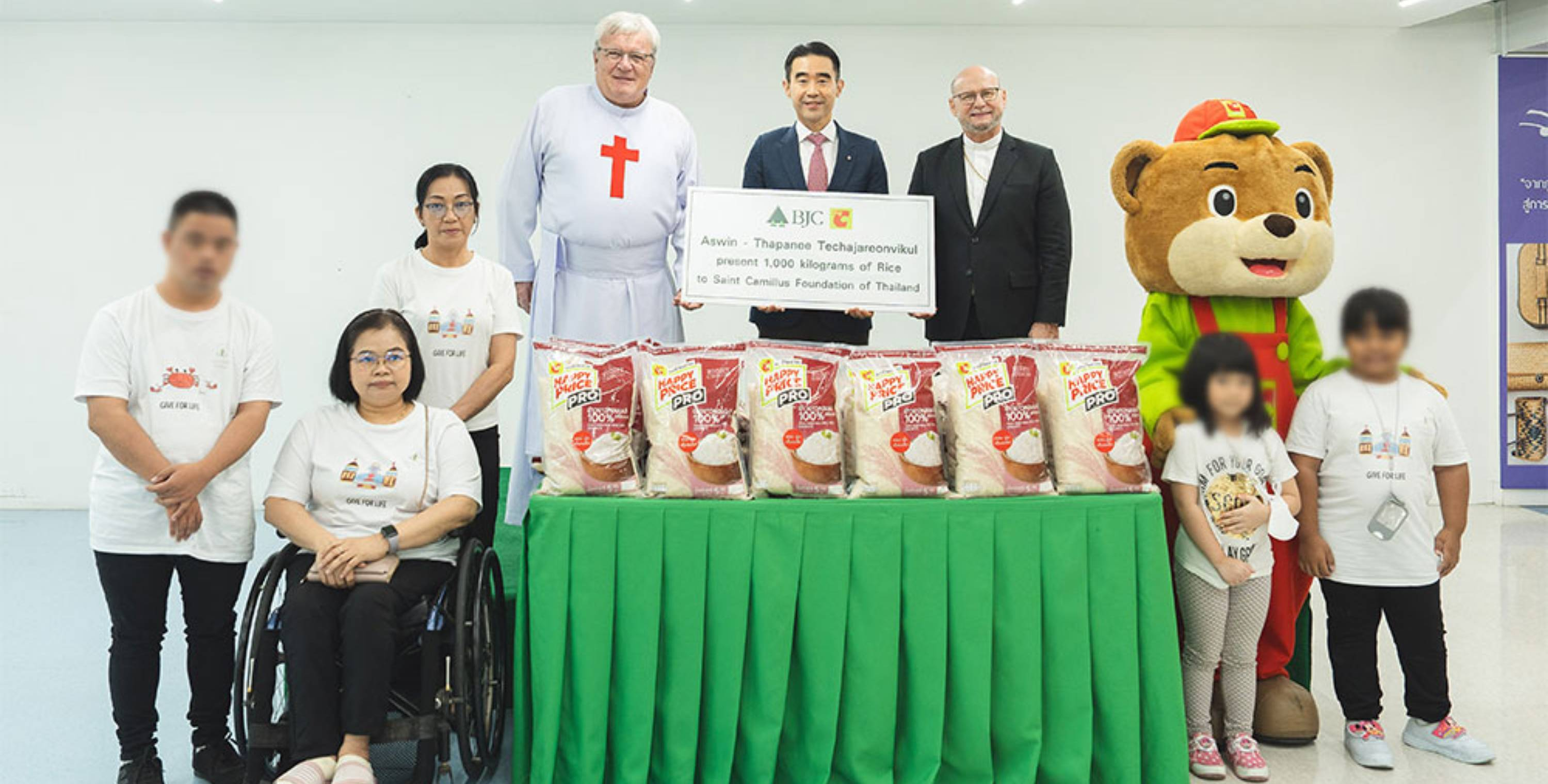 กลุ่มบีเจซี บิ๊กซี มอบข้าวสาร จำนวน 1,000 กิโลกรัม สนับสนุนมูลนิธิคณะนักบุญคามิลโลแห่งประเทศไทย