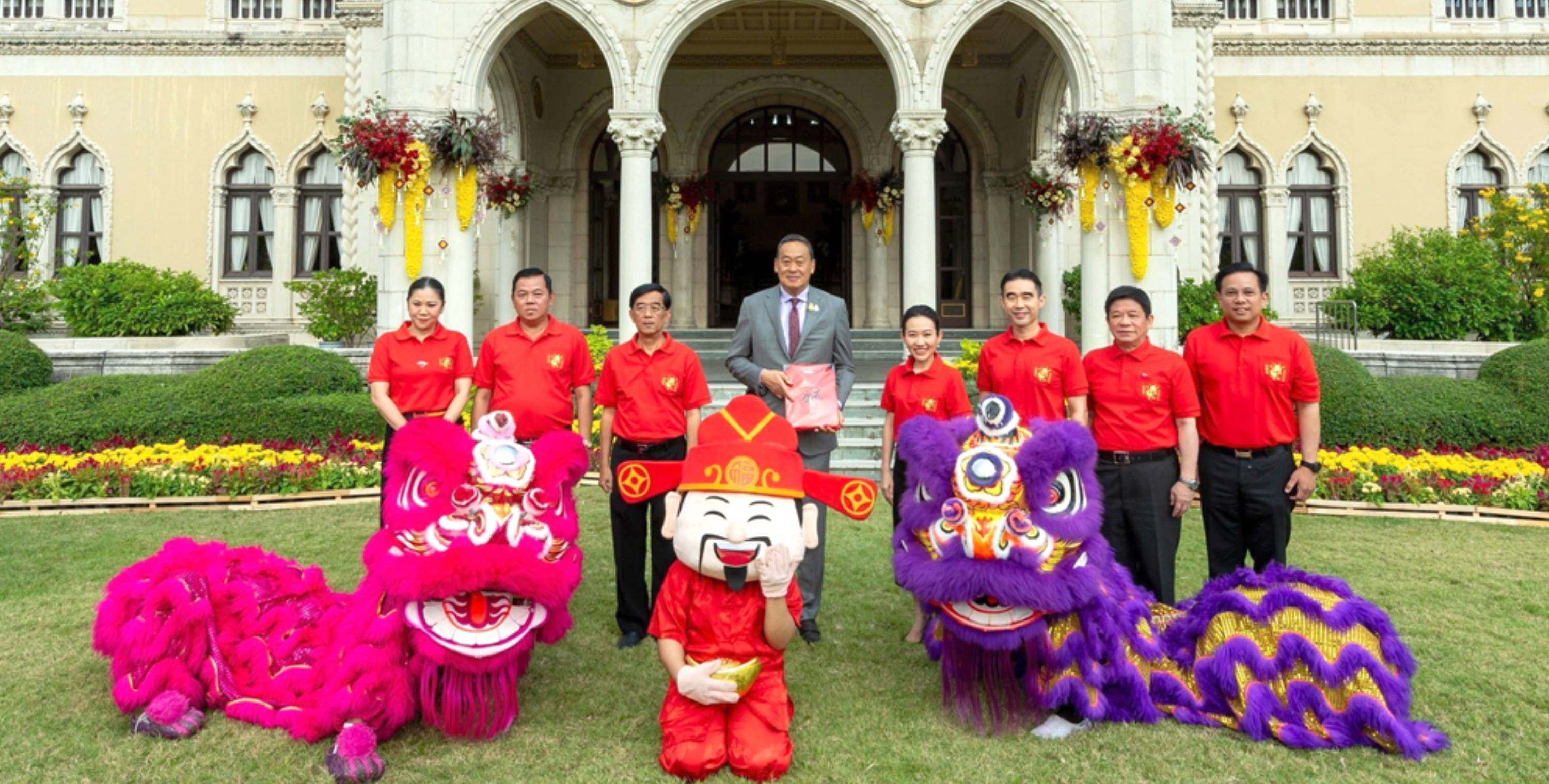 คุณฐาปณี - คุณอัศวิน พร้อมคณะจัดงาน ฯ เข้าพบนายกรัฐมนตรี เพื่อมอบเสื้อแดงตรุษจีน และเชิญร่วมงานตรุษจีนเยาวราช ปี 2567